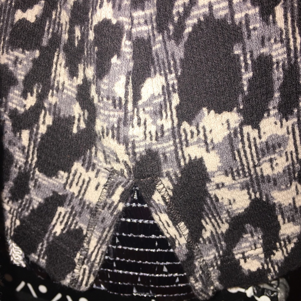 Liz Claiborne Petite Large Women’s AnimalPrint Top - Picture 3 of 7